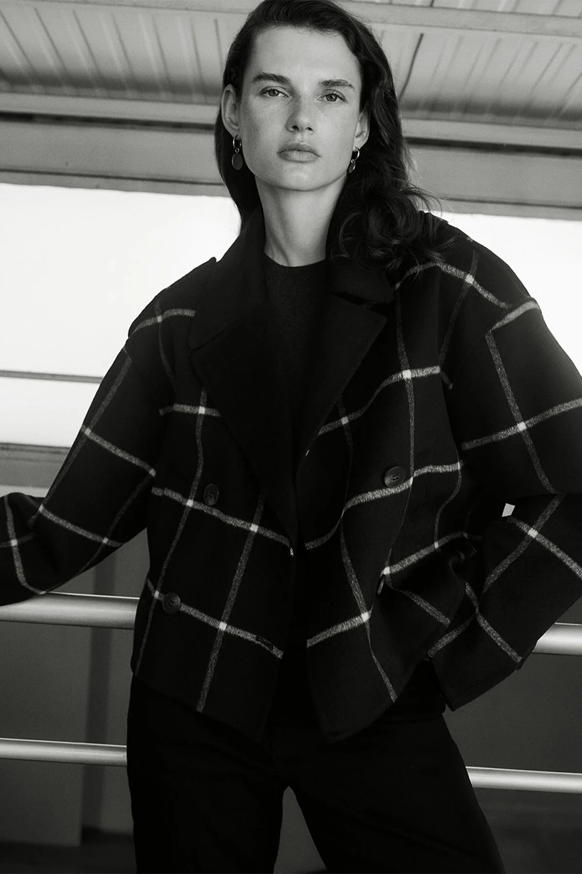 Beran Coat in Noir/Blanc - Image 5