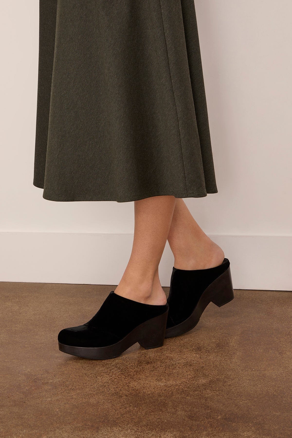 Gammon Clog in Black - Image 2