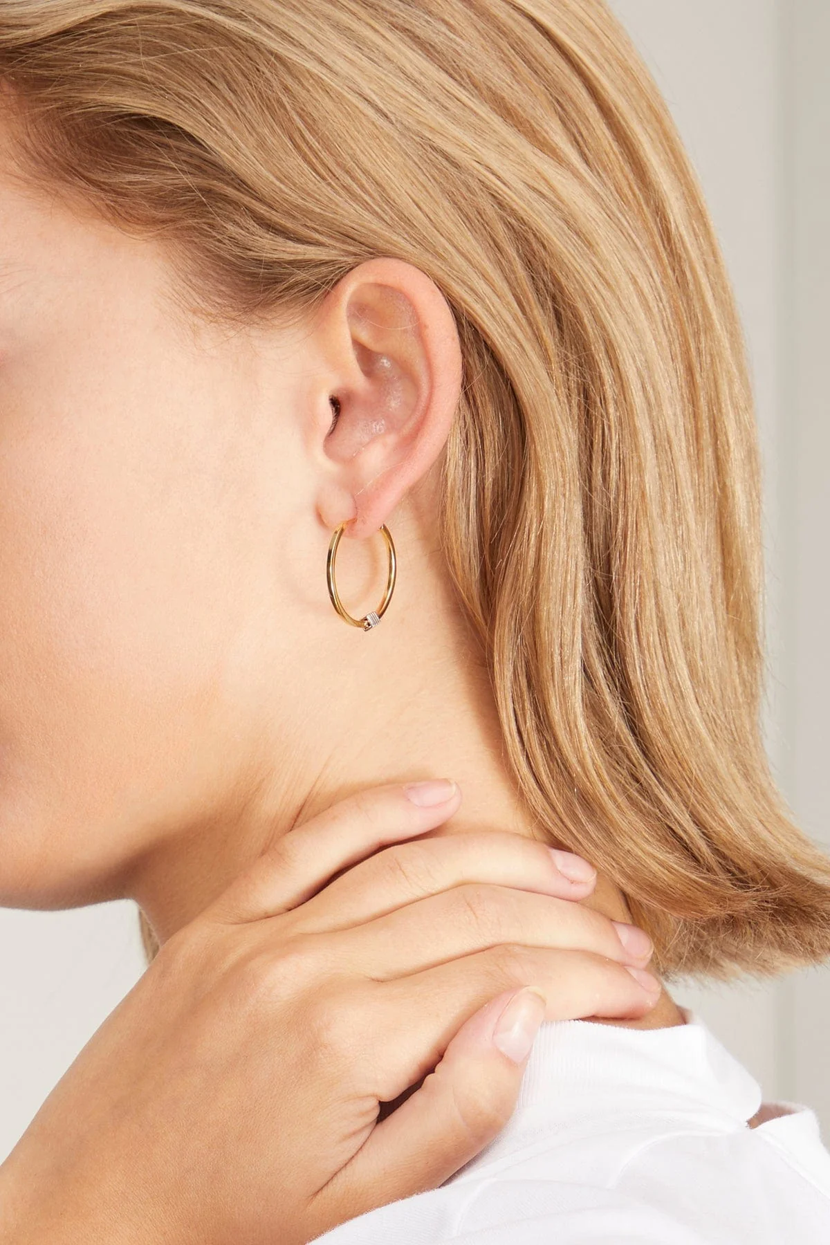 Joia Slim Hoops in Yellow Gold - Image 2